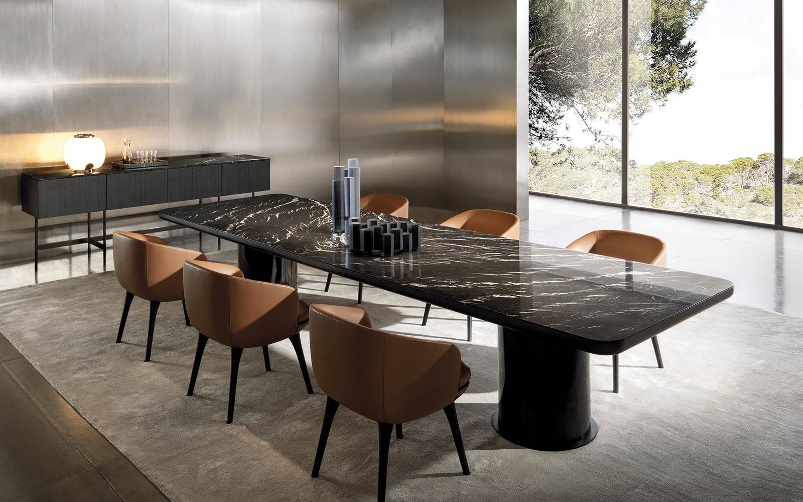 Столовая Minotti: стол Brady Dining из тёмного мрамора и кресла в тёплой кожаной обивке