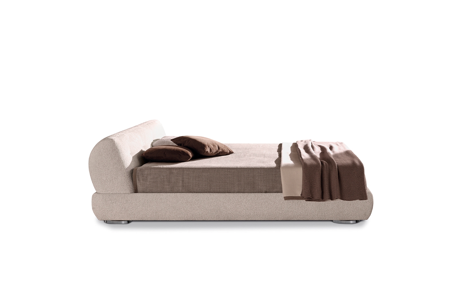 Кровать Minotti Supermoon Bed на студийной фотографии