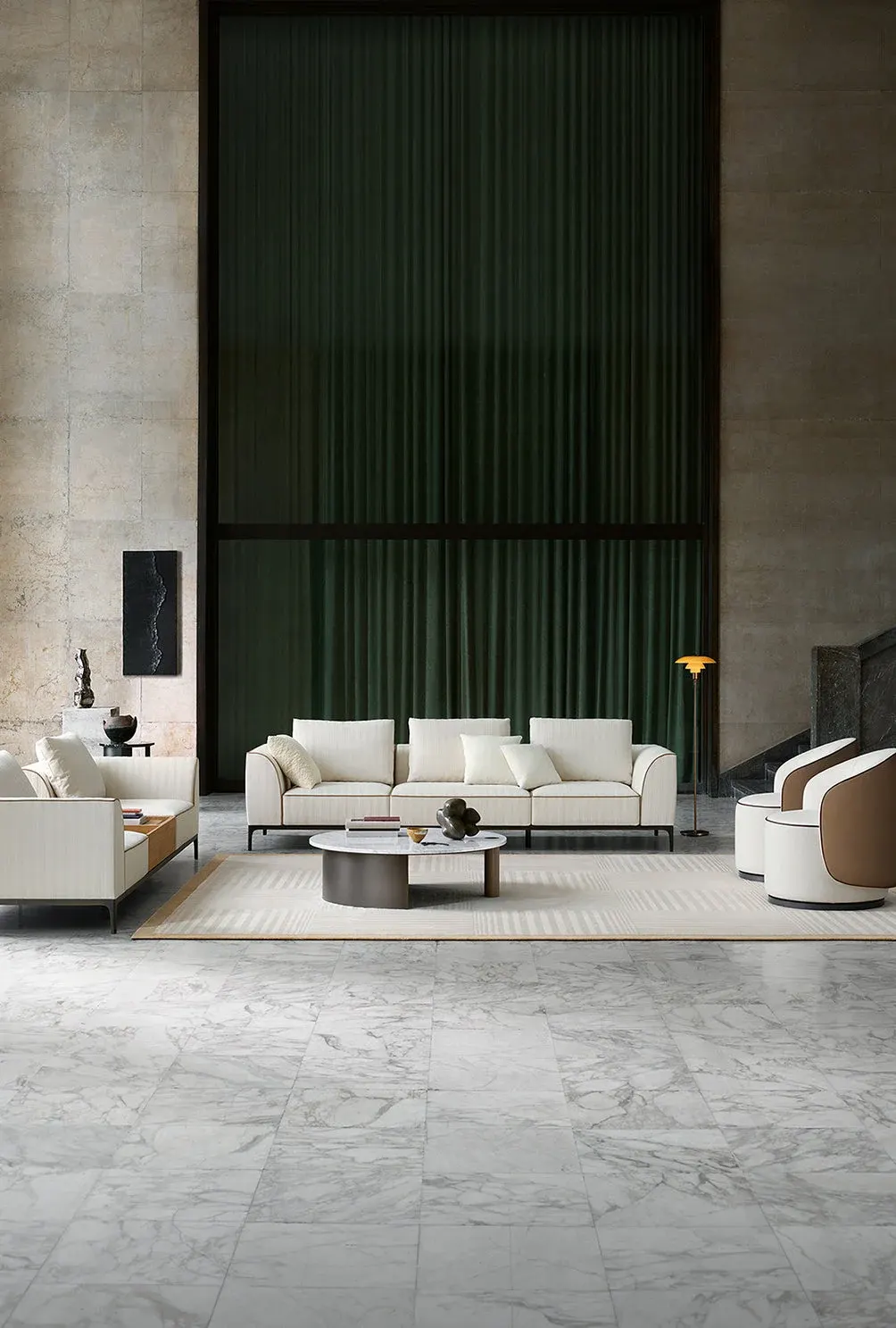 Гостиная Fendi Casa: светлые диваны Five, кресла и низкий стол - образец дизайна