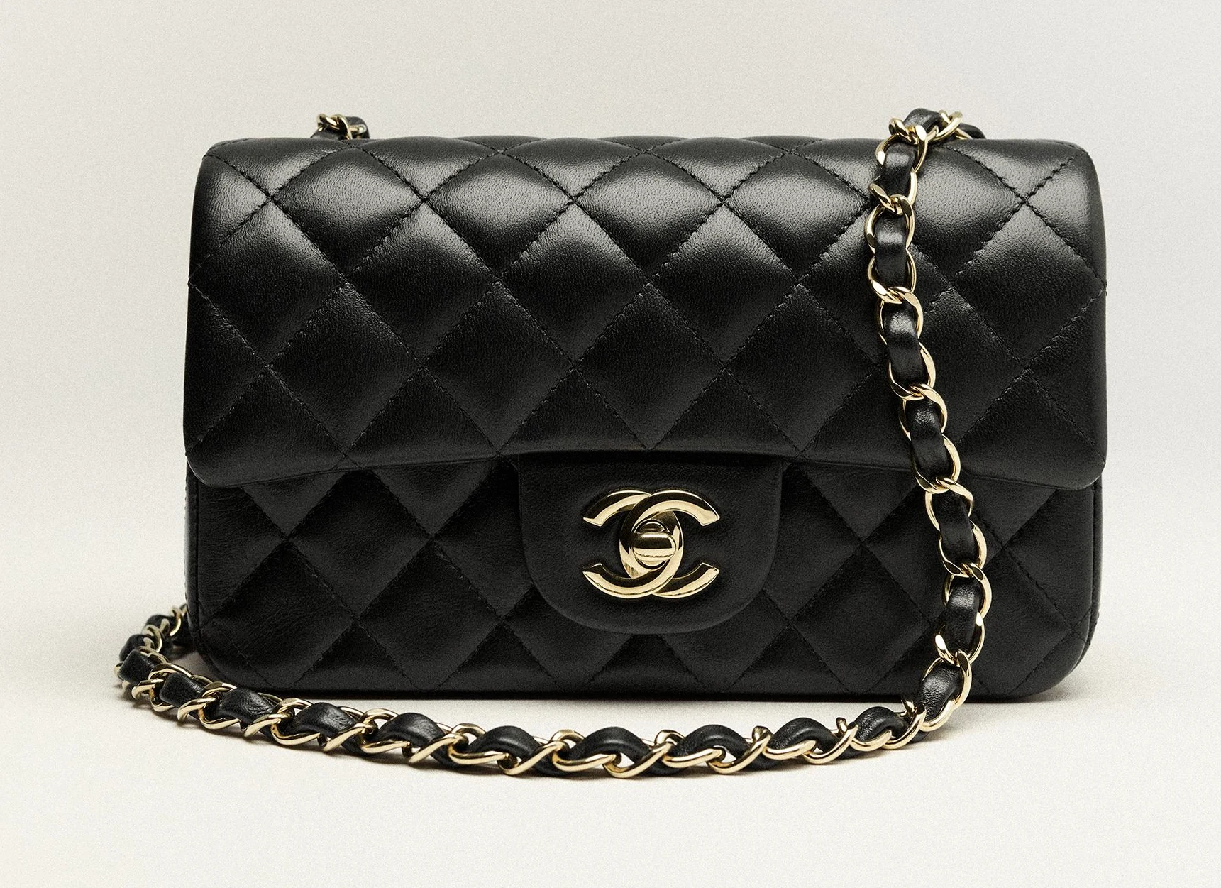 Сумка Chanel Mini Classic на студийной фотографии