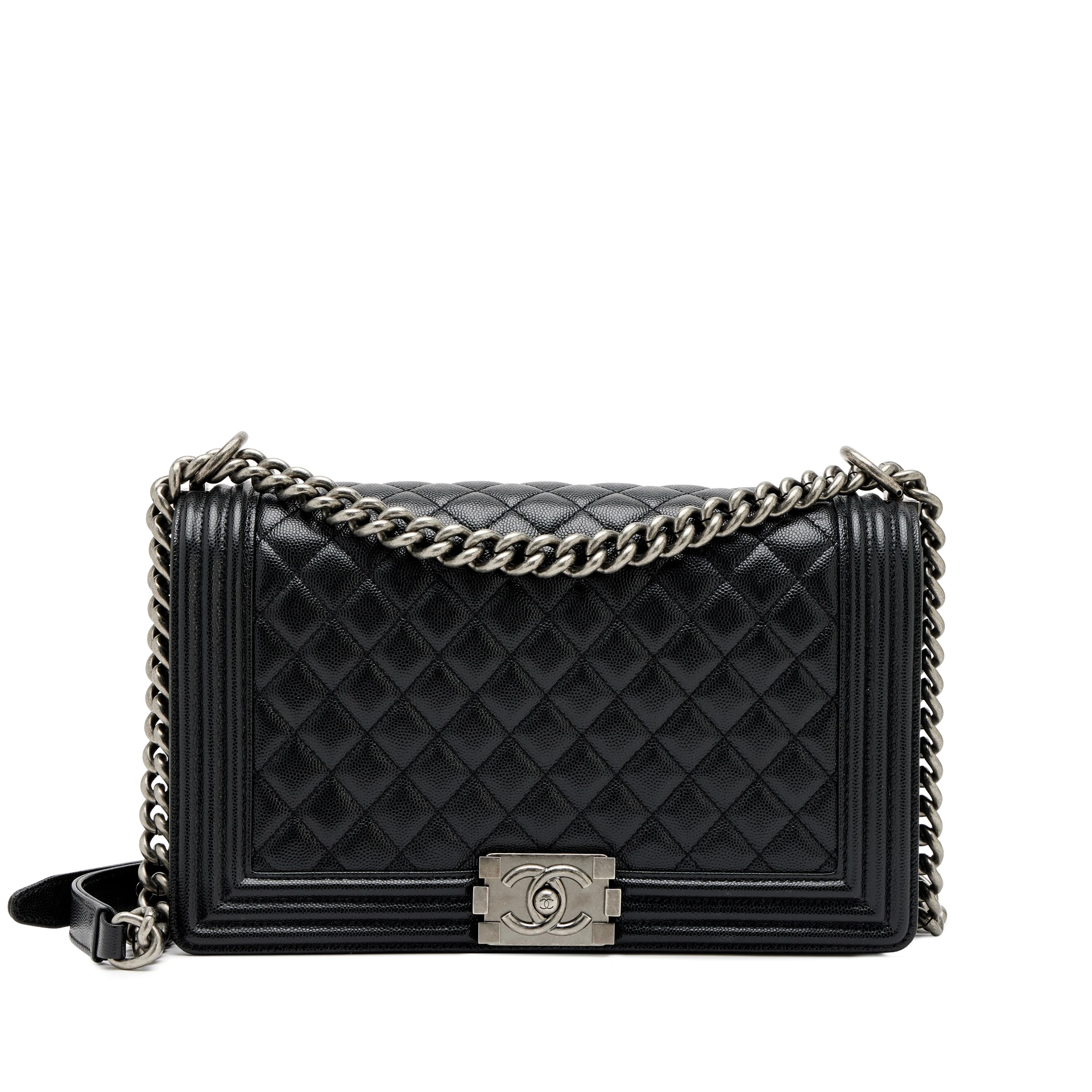 Сумка Chanel Boy Medium на студийной фотографии