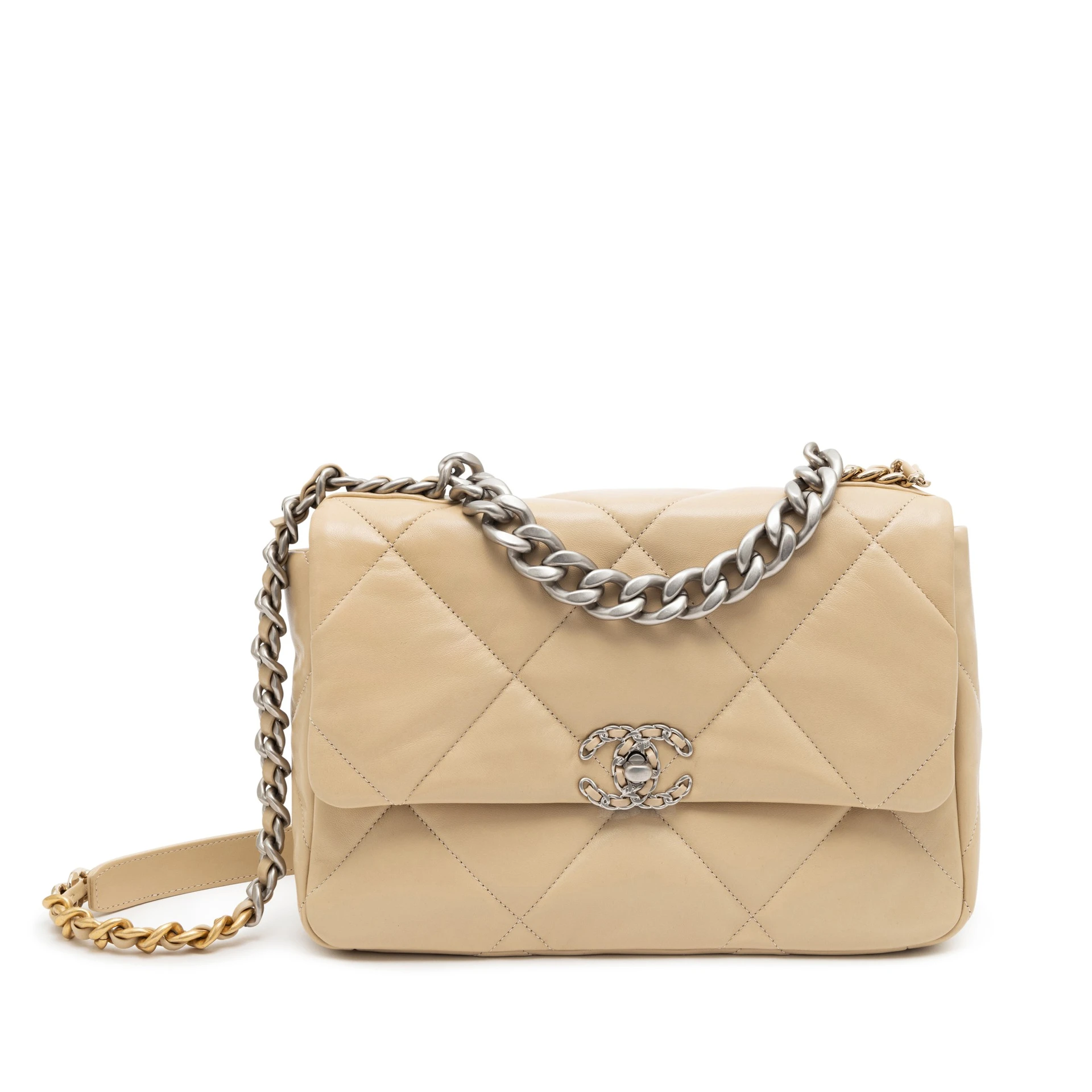 Сумка Chanel Chanel 19 Large на студийной фотографии