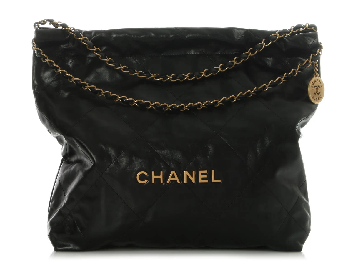 Сумка Chanel Chanel 22 на студийной фотографии