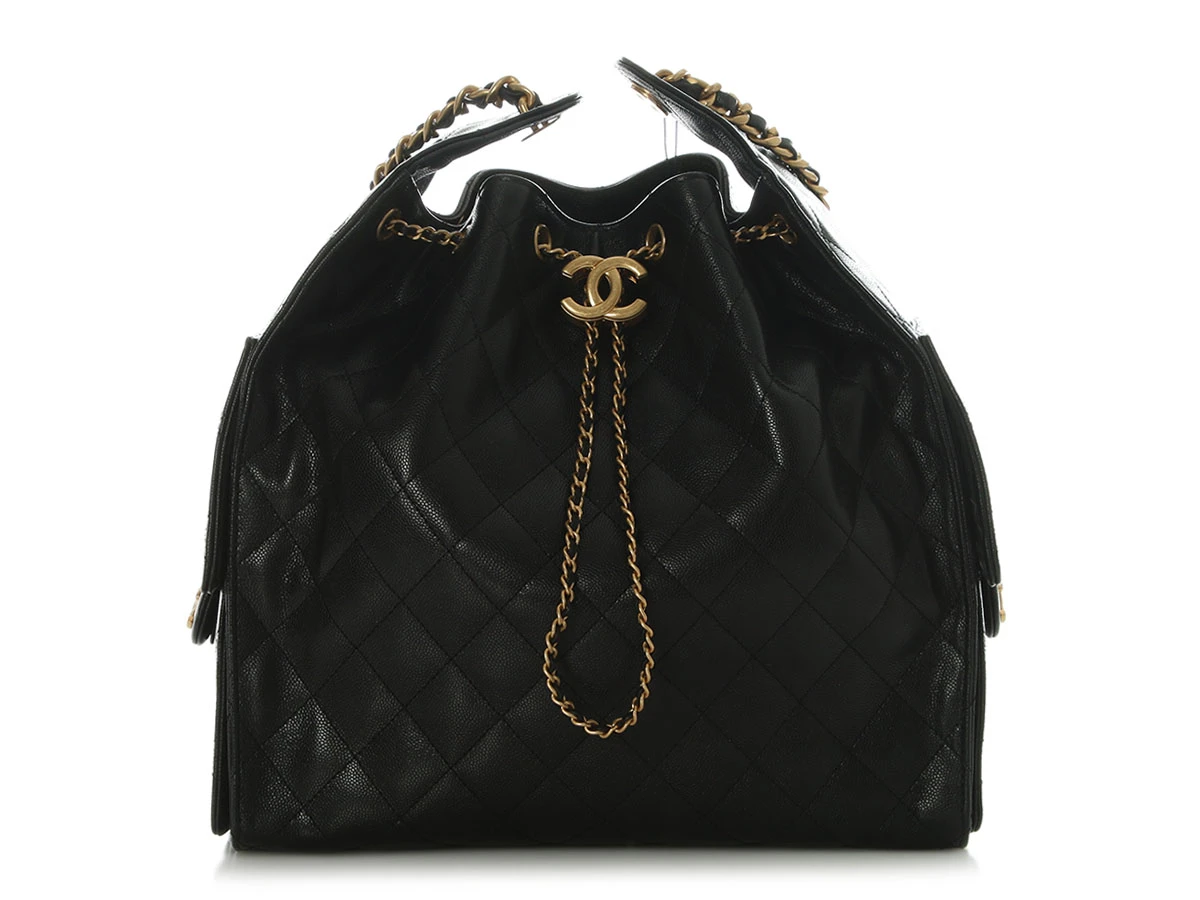 Сумка Chanel Chanel 25 Medium на студийной фотографии