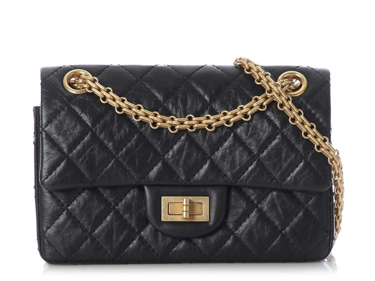 Сумка Chanel 2.55 Reissue Mini на студийной фотографии